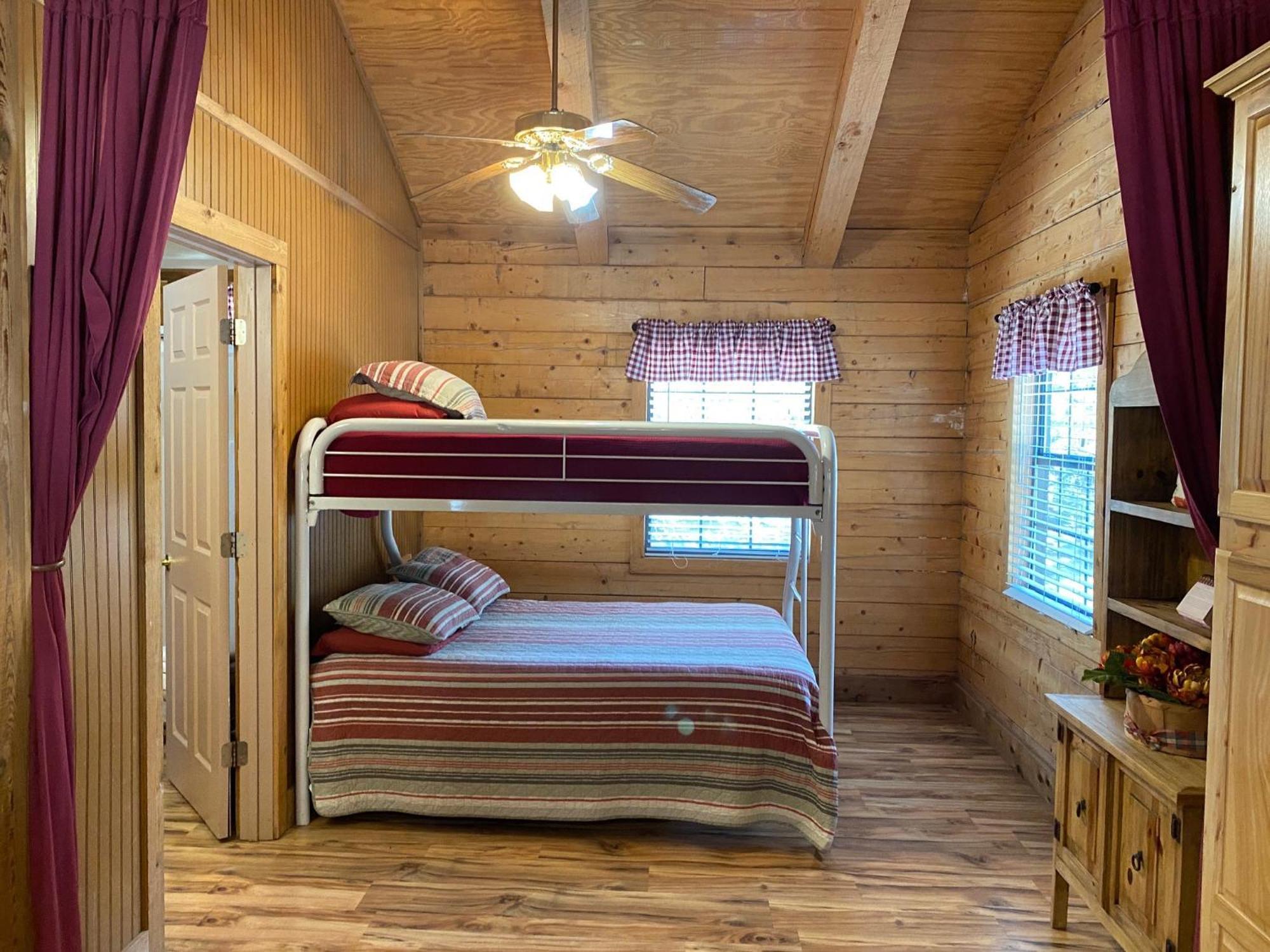 A Peace Of Heaven Cabins And Rv Vanderpool Exterior foto