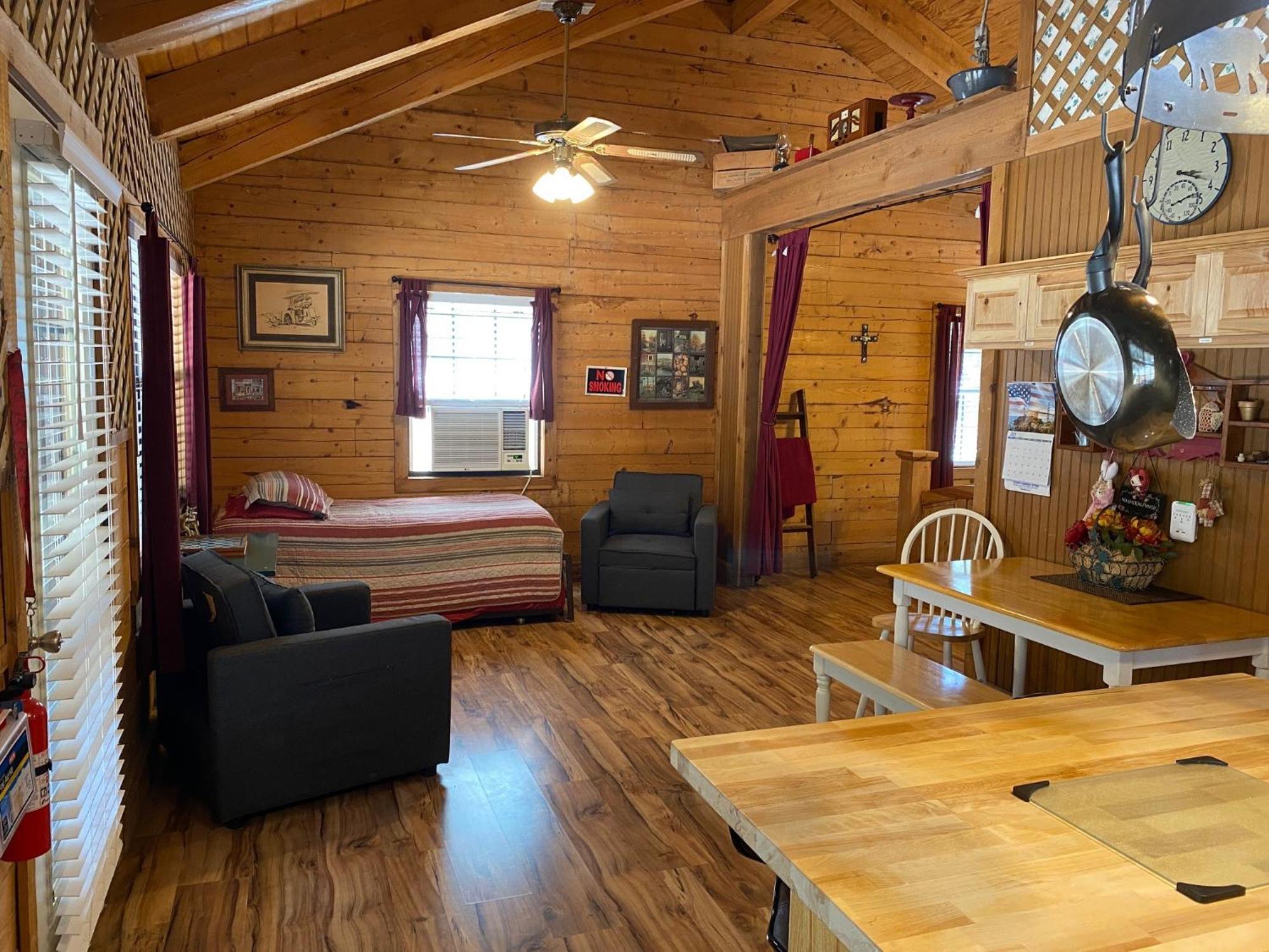 A Peace Of Heaven Cabins And Rv Vanderpool Exterior foto